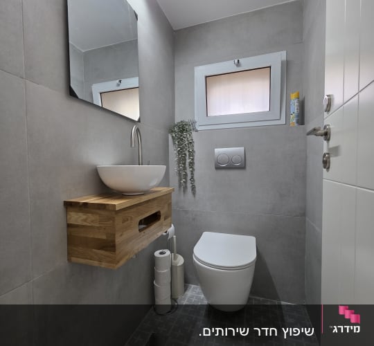 חדר אמבטיה עם כיור, אסלה ומראה